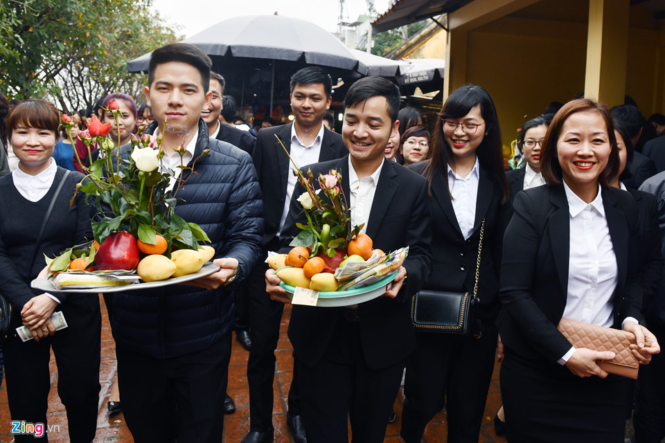 Dân công sở chật cứng phủ Tây Hồ ngày đầu đi làm